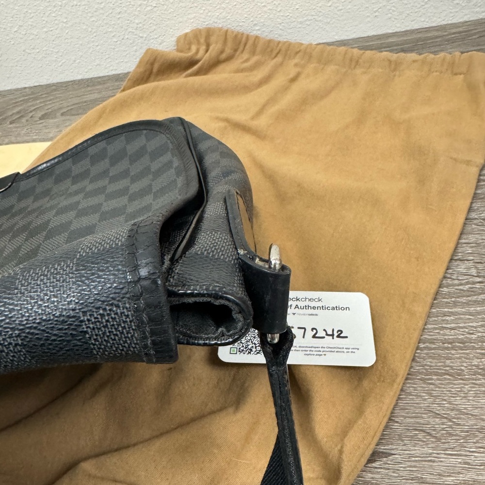 Louis Vuitton Damier Graphite Messenger Bag with Original Dust Bag - Picture 4 of 14